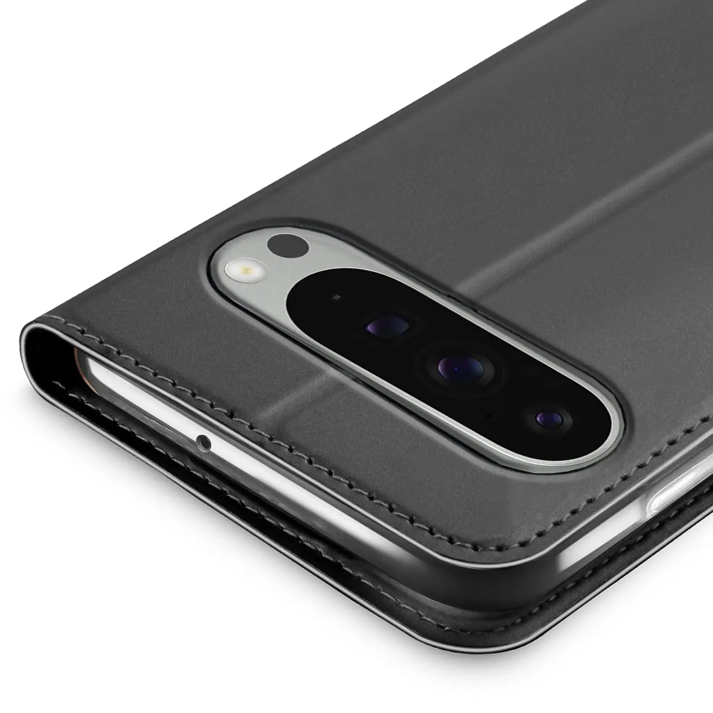 Nahaufnahme eines Google Pixel 9 Pro in einer anthrazitfarbenen, klappbaren Kunstlederhülle mit sichtbarer Kamera.