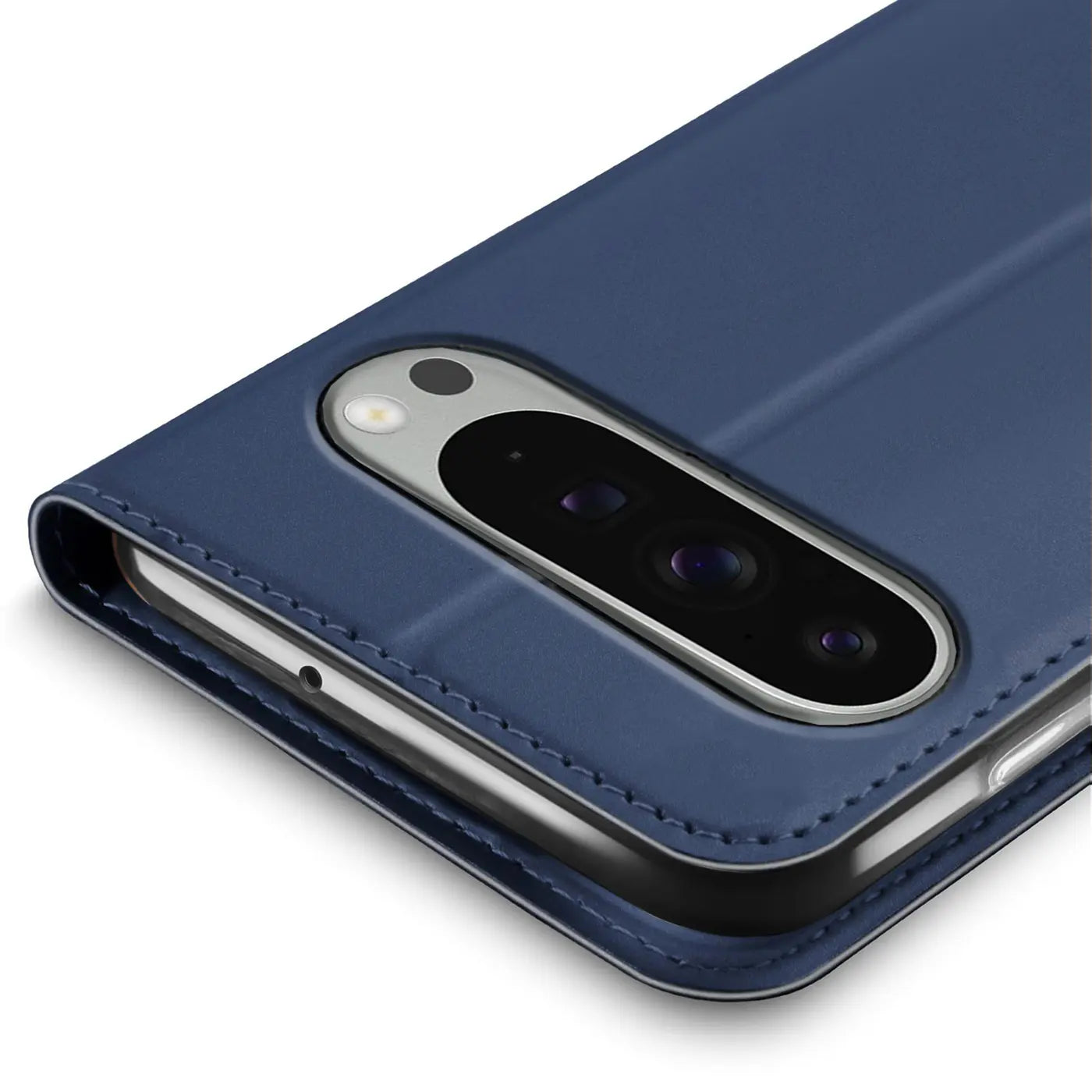Nahaufnahme eines Google Pixel 9 Pro XL in dunkelblauer Kunstleder-Flip-Hülle, Kameraausschnitt sichtbar, schräg von oben.