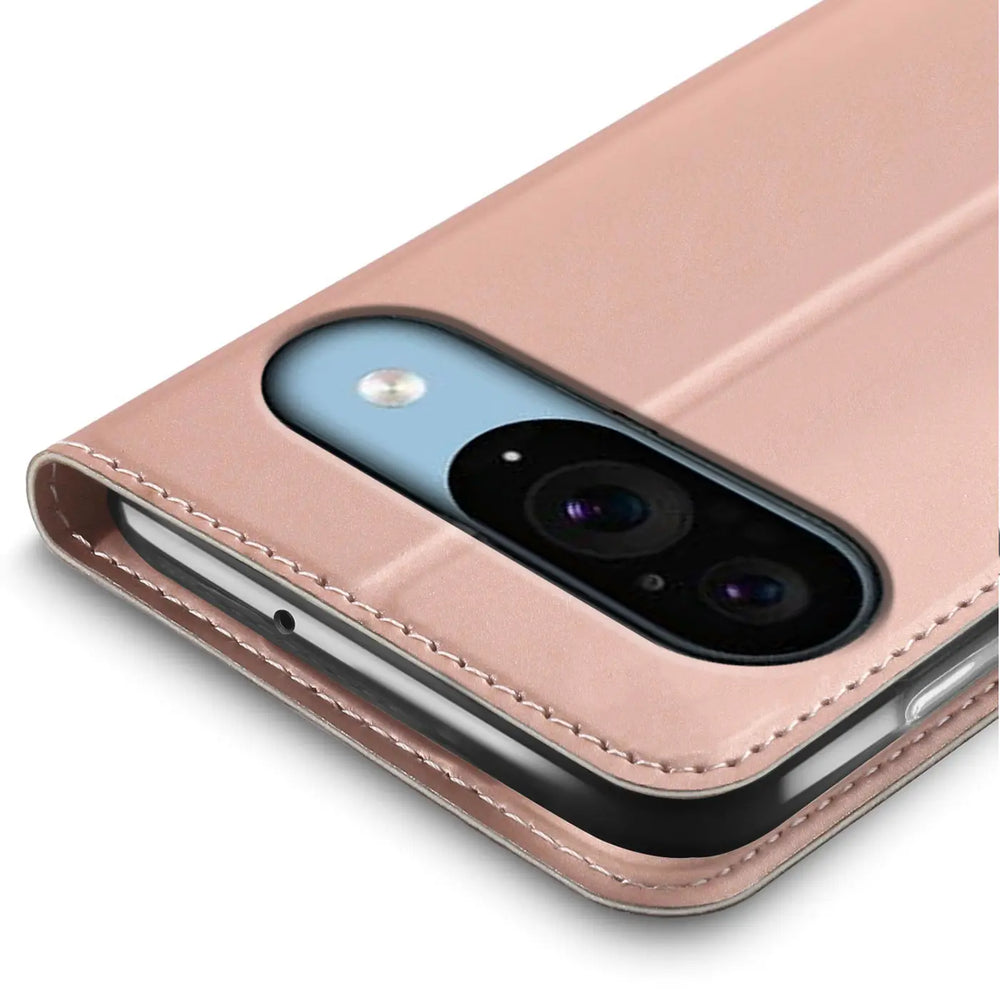 Nahaufnahme einer roségoldenen Metallic Flip Hülle für das Google Pixel 9, mit sichtbarer Kameraaussparung und Nähten.