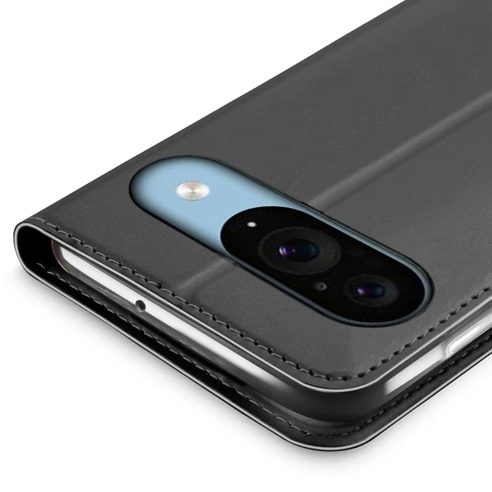 Graue, klappbare Metallic-Flip-Hülle für Google Pixel 9, schräg von oben, mit sichtbarer Kameraaussparung.
