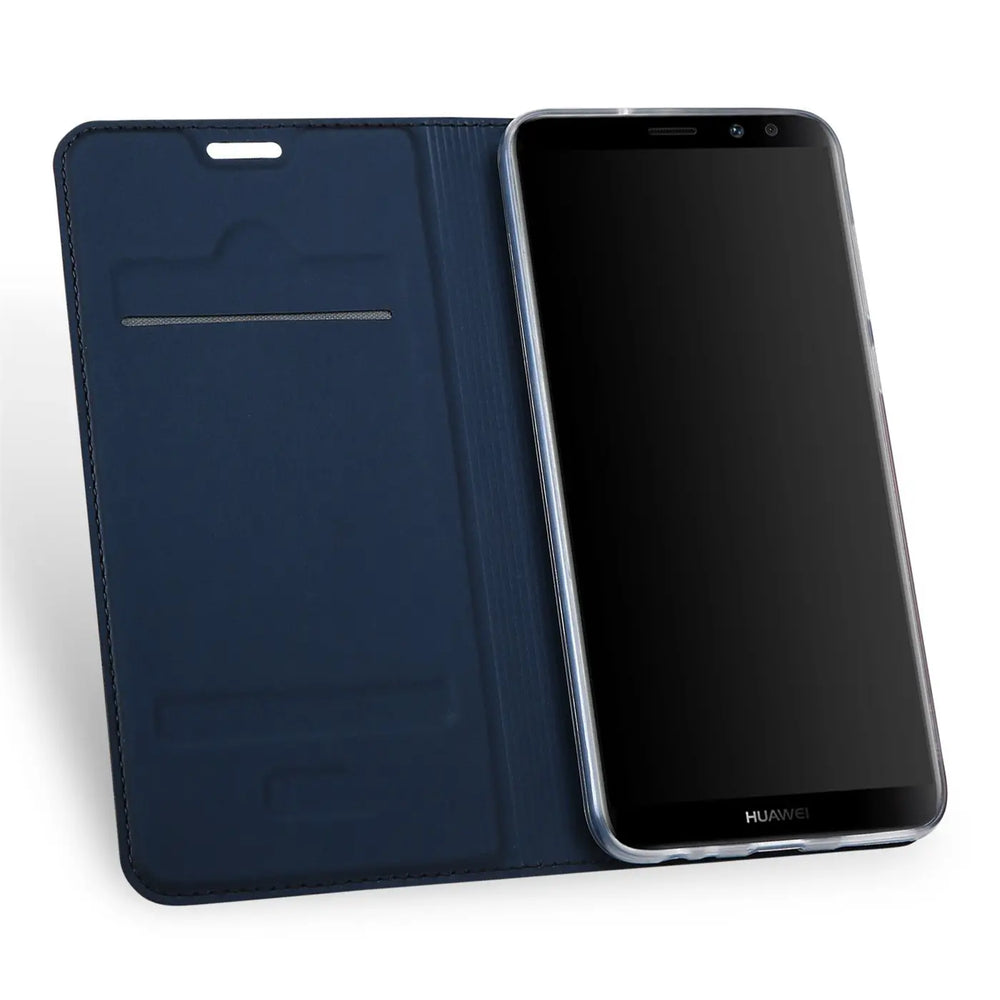 Dunkelblaue Kunstleder-Flip-Hülle mit Huawei Mate 10 Pro, von vorne links gesehen.