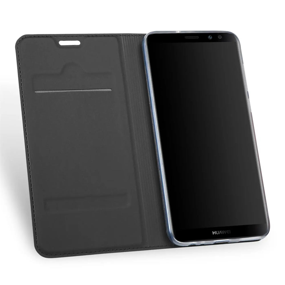 Schwarze Leder-Flip-Hülle mit Kartenfächern, daneben ein Huawei Mate 10 Pro.