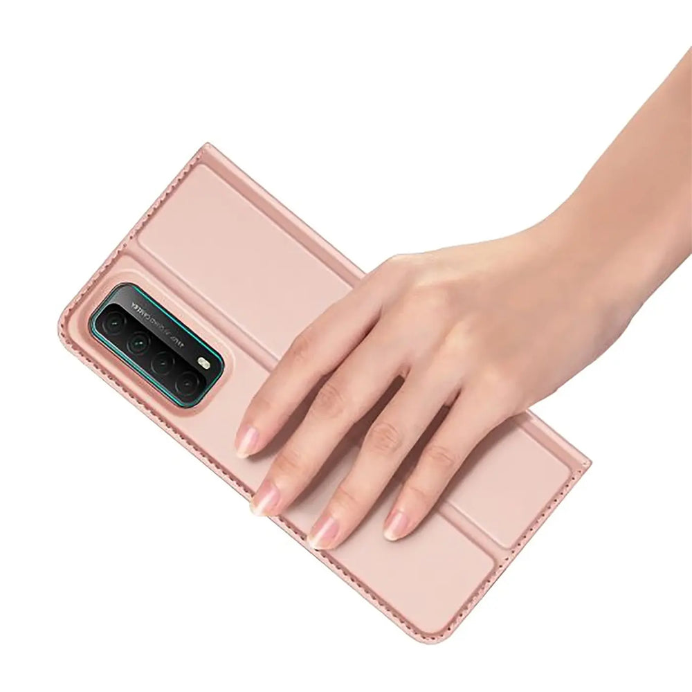Rosafarbene Klapphülle aus Kunstleder, von oben gesehen, zeigt Huawei P Smart 2021.