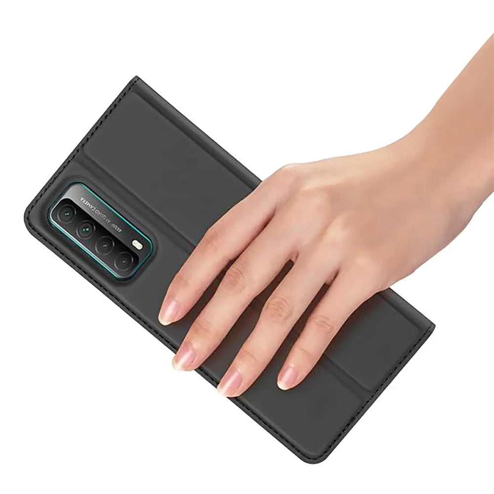 Dunkelgraue Kunstleder-Flip-Hülle mit Hand auf Huawei P Smart 2021, von oben schräg