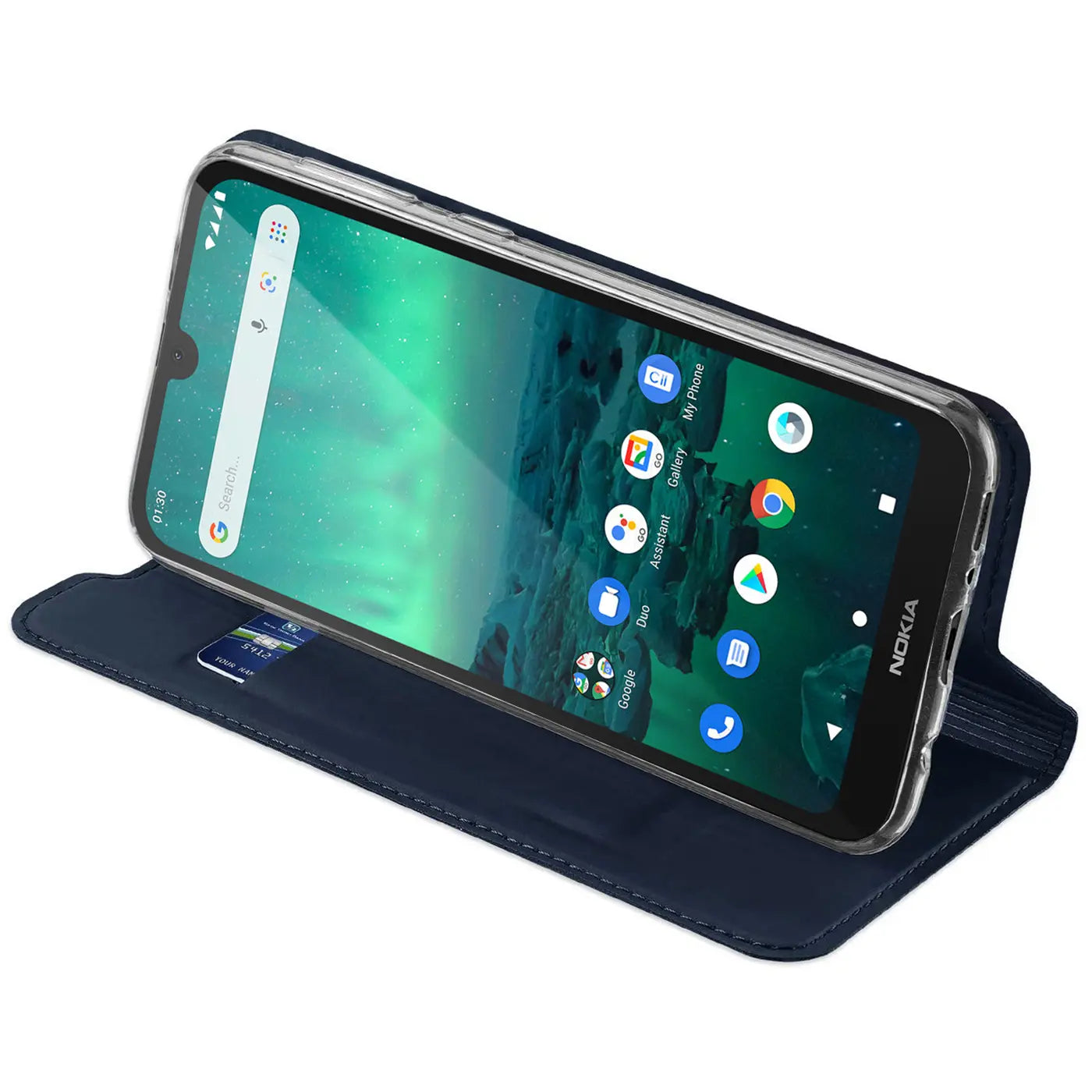 Dunkelblaue Leder-Flip-Hülle mit Nokia 1.3, von vorne schräg fotografiert.