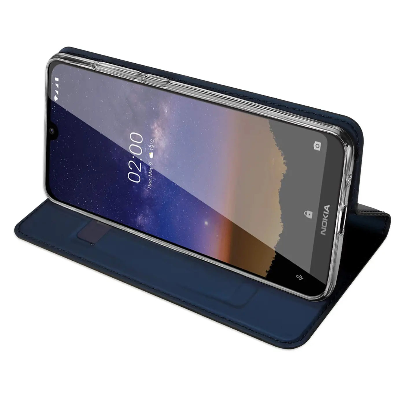 Dunkelblaue Leder-Flip-Hülle mit transparentem Rahmen, die ein Nokia 2.2 hält, von vorne schräg.