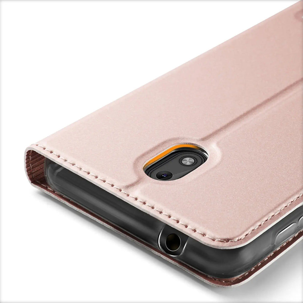 Metallic rosegoldene Klapphülle aus Kunstleder, Nahaufnahme, zeigt Kameraaussparung und Kanten des Nokia 2.2.