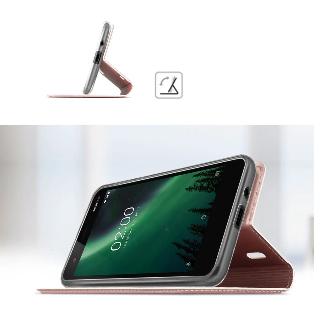 Nokia 2.2 in rosegoldener Klapphülle aus Kunstleder, seitliche Ansicht, aufgestellt als Ständer.