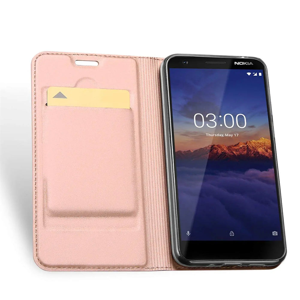 Rosa Klapphülle aus Kunstleder mit Kartenfach, zeigt Nokia 3.1 von vorne, leicht schräg.