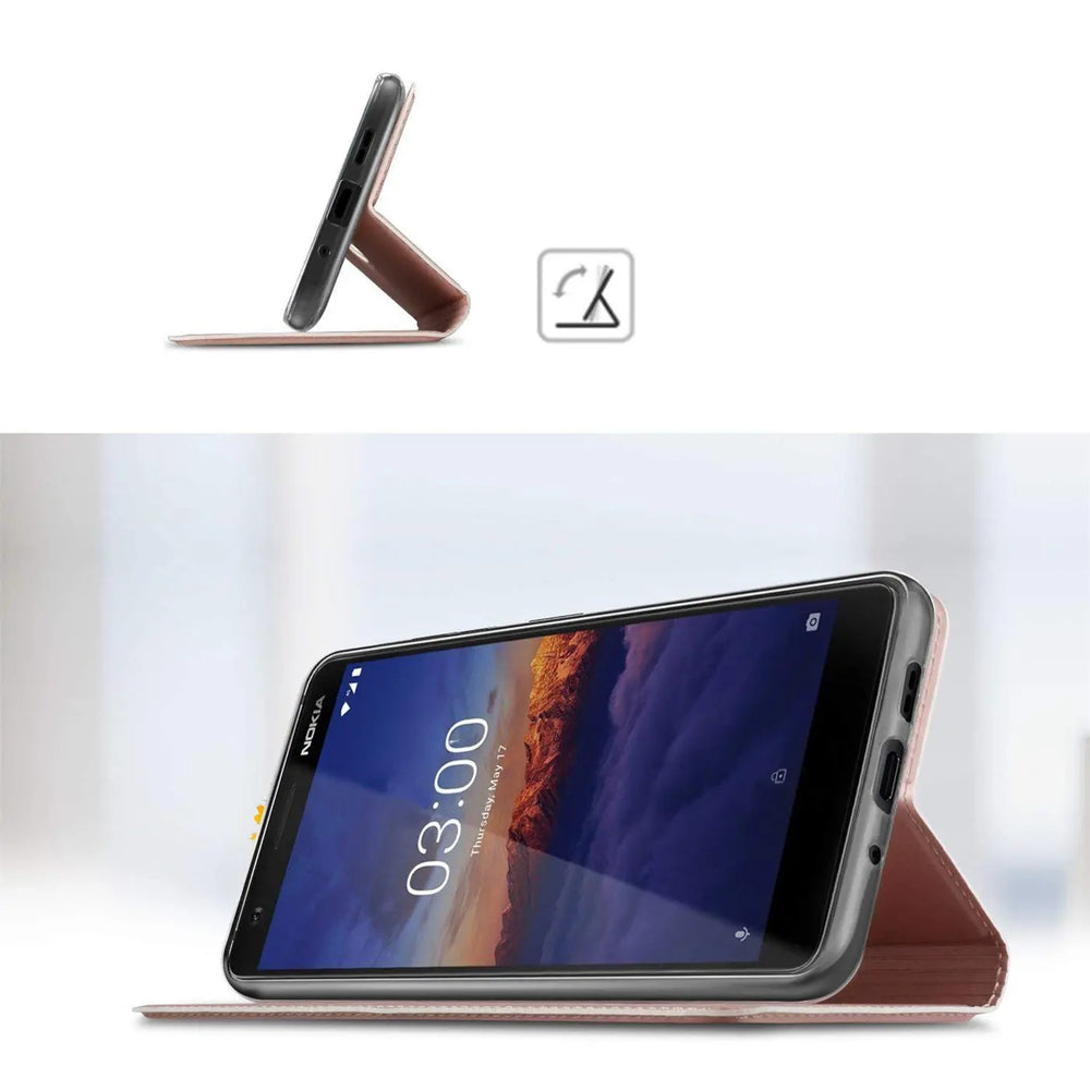 Nokia 3.1 in rosegoldener Klapphülle, von vorne, aufgestellt als Ständer