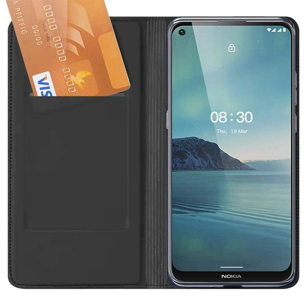 Schwarze Klapphülle aus Leder mit Kartenfach, zeigt Nokia 3.4 von vorne.