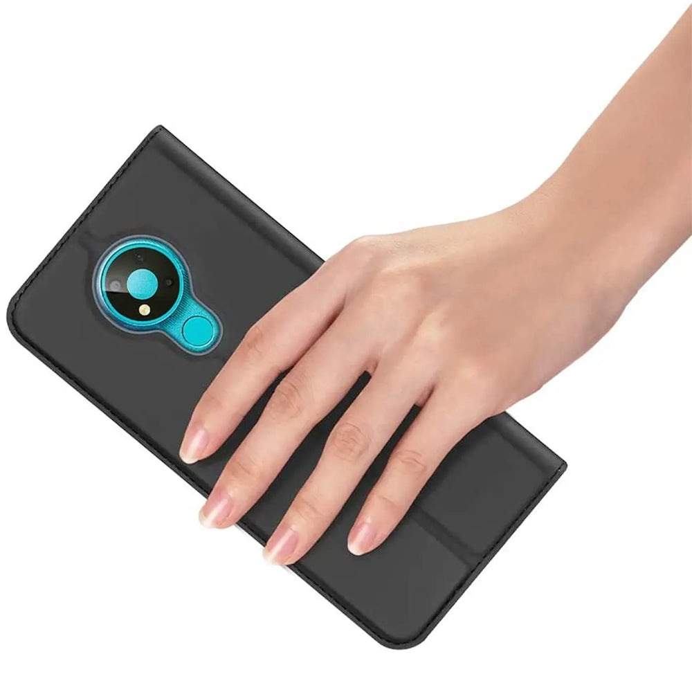 Dunkelgraue Klapphülle aus Kunstleder mit Nokia 3.4, von oben links gezeigt.