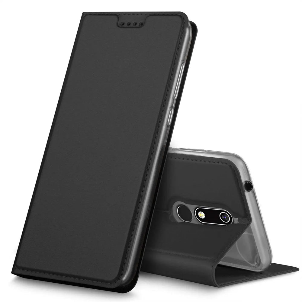 Schwarze Leder-Flip-Hülle für Nokia 4.2, von vorne/leicht schräg, mit aufgestelltem Gerät