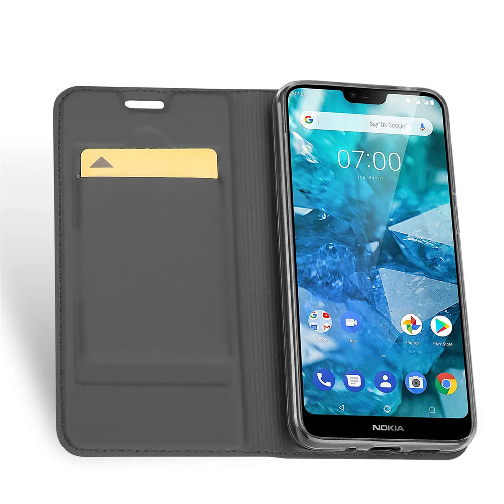 Graue Kunstleder-Flip-Hülle mit Kartenfach, zeigt Nokia 4.2 von vorne, leicht schräg.