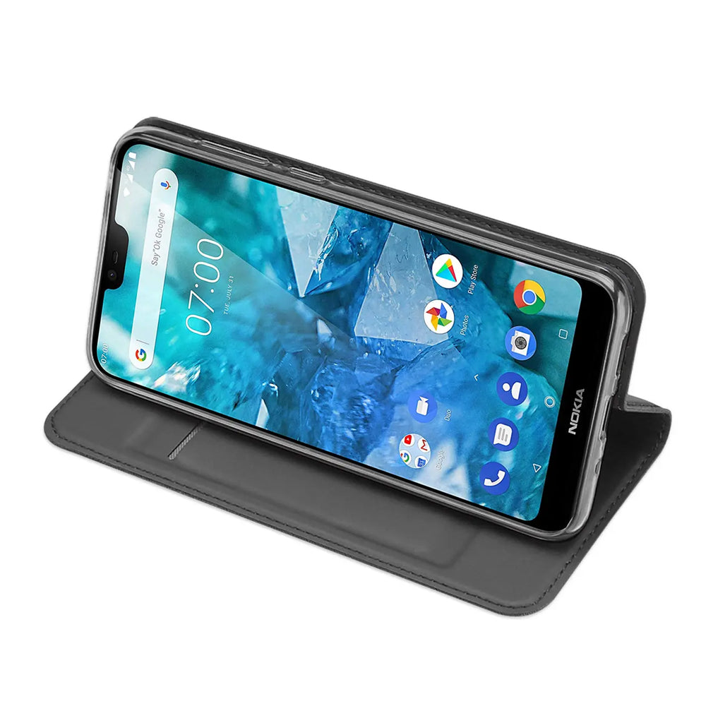 Graue Leder-Flip-Hülle mit Nokia 4.2 Smartphone, von vorne schräg