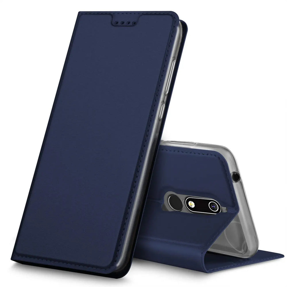 Dunkelblaue Kunstleder-Flip-Hülle für Nokia 5.1, von vorne/seitlich gezeigt.