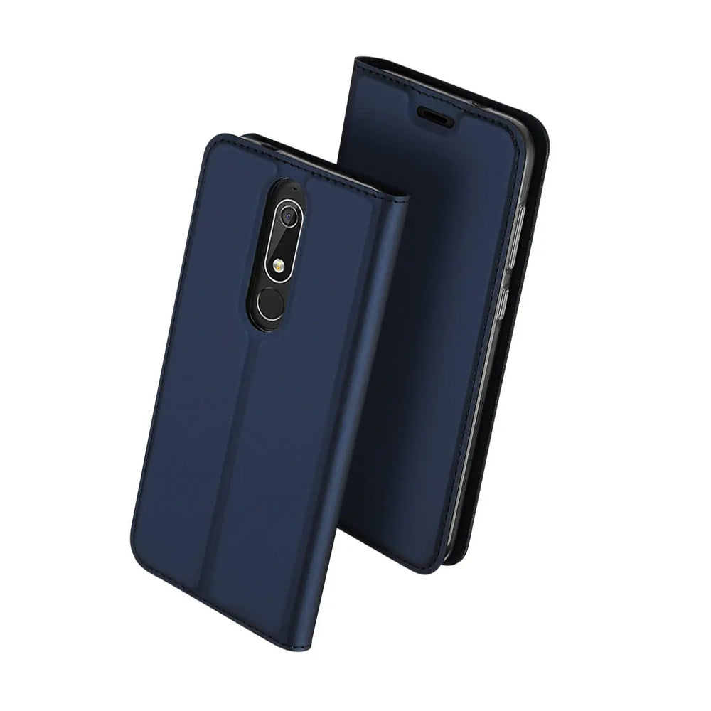 Dunkelblaue Klapphülle aus Leder für Nokia 5.1, von vorne schräg fotografiert.