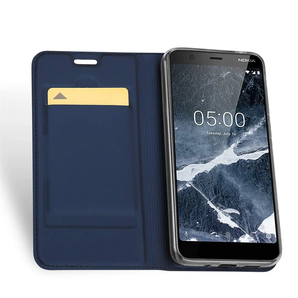 Dunkelblaue Klapphülle aus Kunstleder mit Kartenfach für Nokia 5.1, von vorne.