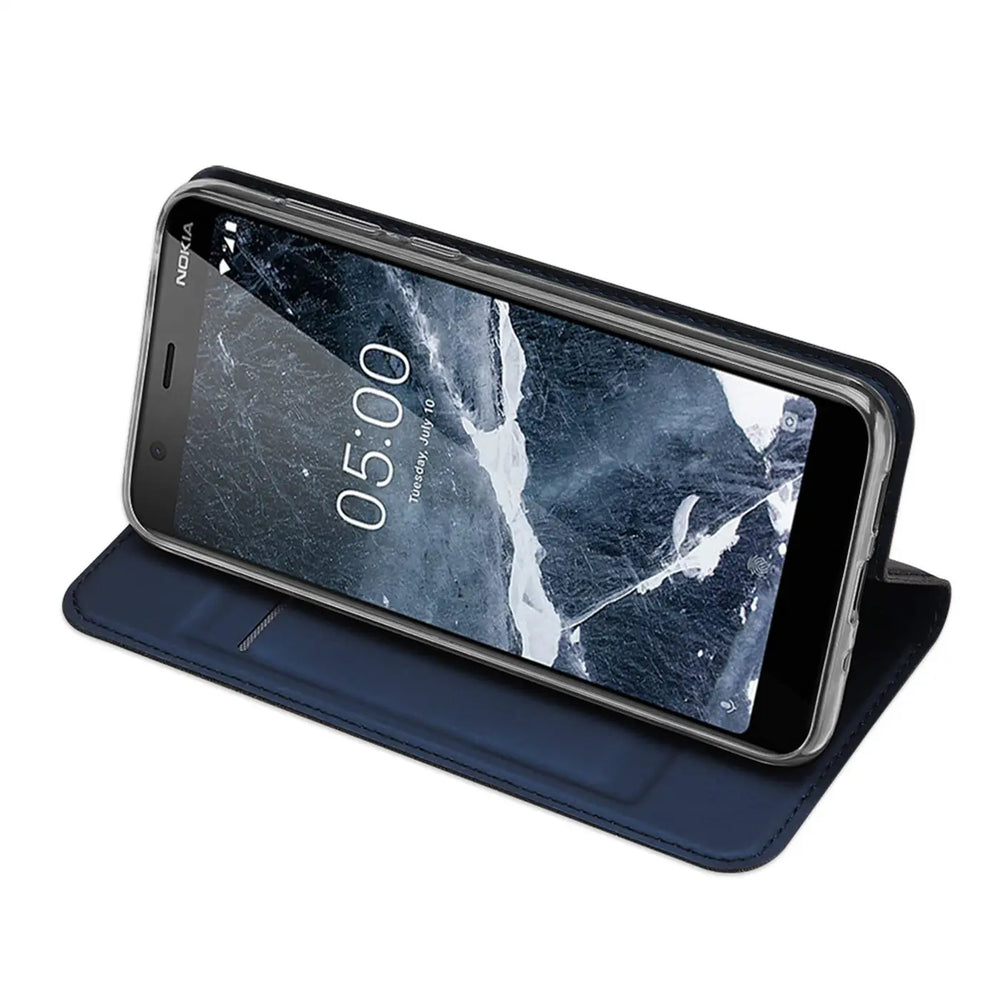 Dunkelblaue Leder-Klapphülle mit transparentem Rahmen für Nokia 5.1, Seitenansicht.