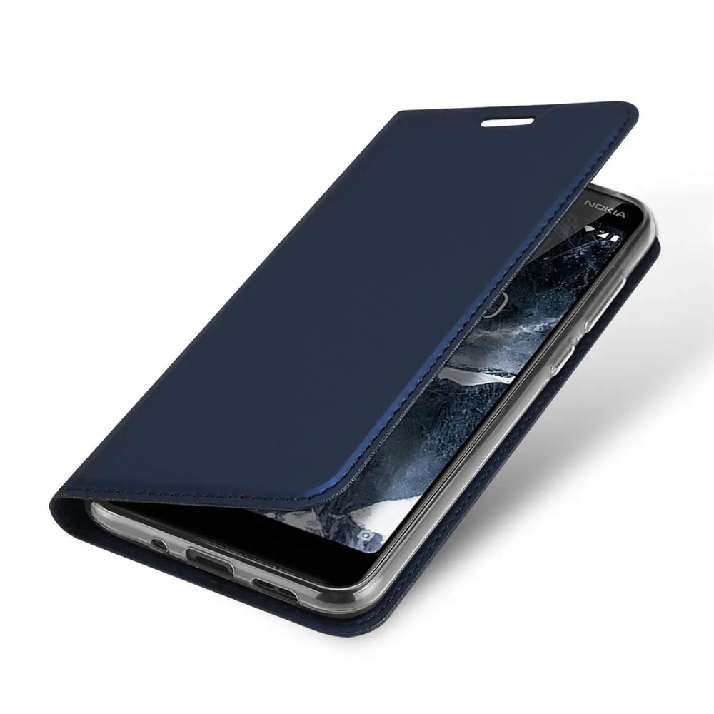 Dunkelblaue Klapphülle aus Lederimitat für Nokia 5.1, von schräg oben fotografiert.