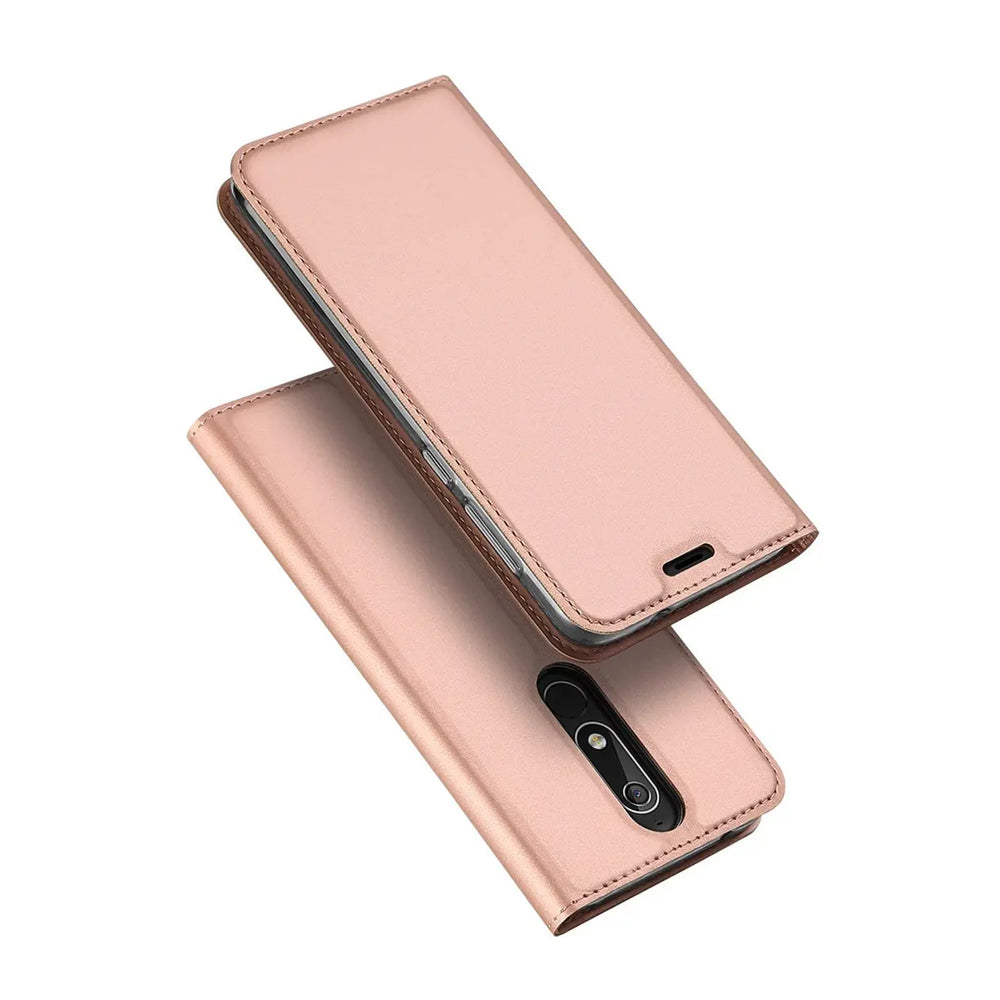 Roségoldene Klapphülle aus Kunstleder für Nokia 5.1, von schräg oben fotografiert.