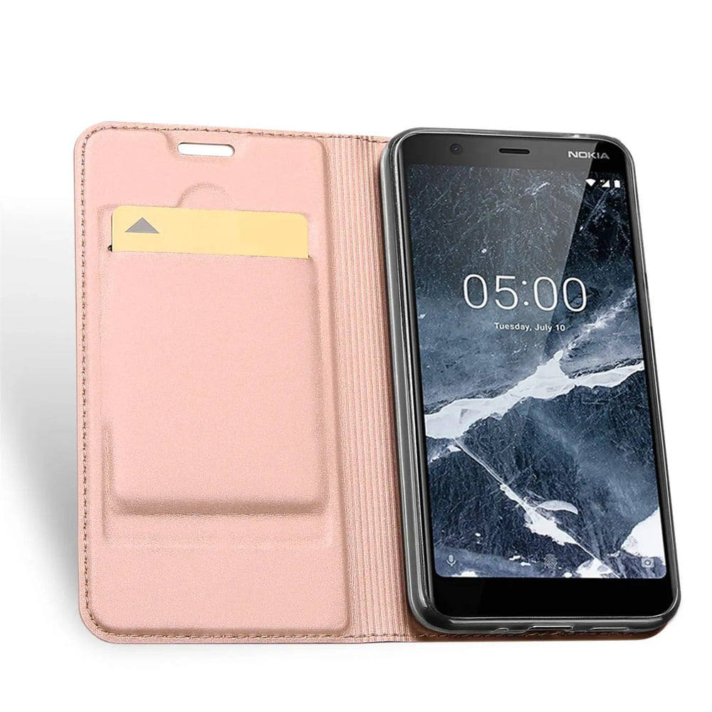 Rosa Kunstleder-Flip-Hülle mit Kartenfach, zeigt Nokia 5.1 von vorne.