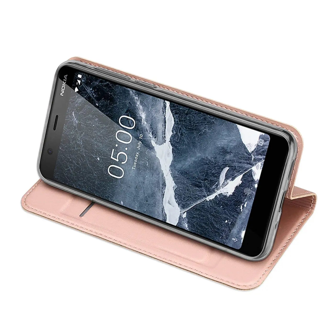 Nokia 5.1 in rosa Leder-Flip-Hülle, von vorne schräg.