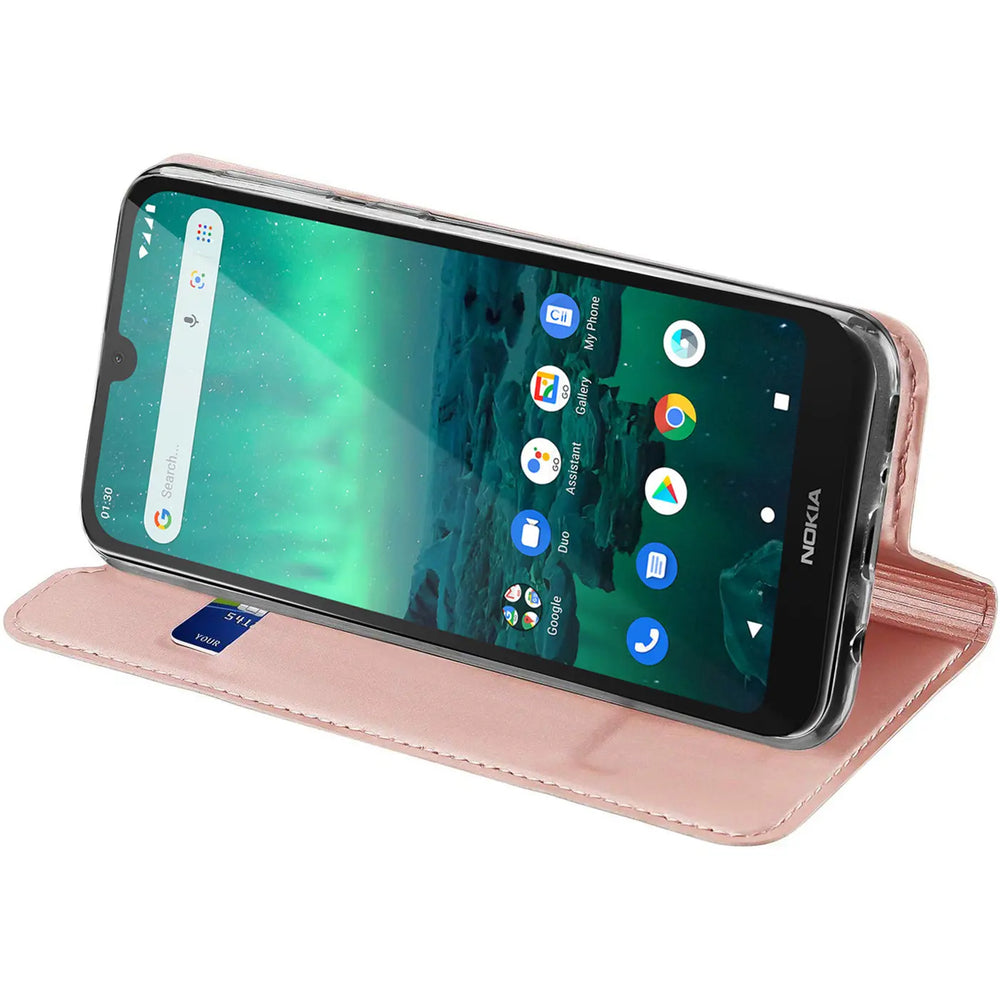 Nokia 5.4 in rosa Kunstleder-Flip-Hülle, von vorne schräg.