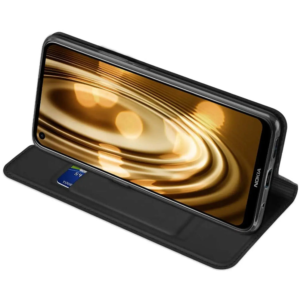 Schwarze Kunstleder-Flip-Hülle mit Kartenfach für Nokia 5.4, von vorne schräg.