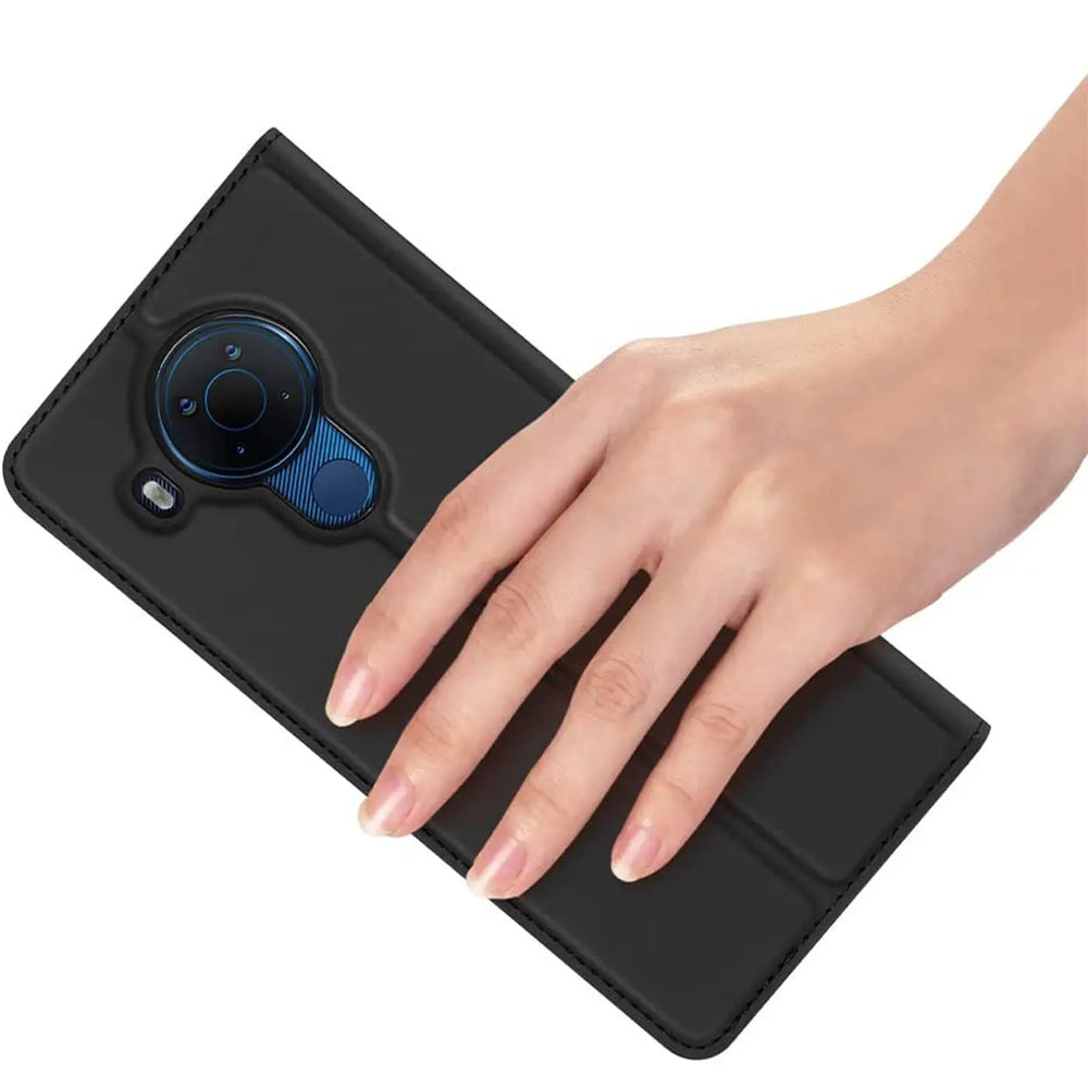 Schwarze Flip-Hülle aus Leder für Nokia 5.4, von vorne gesehen, mit Hand.