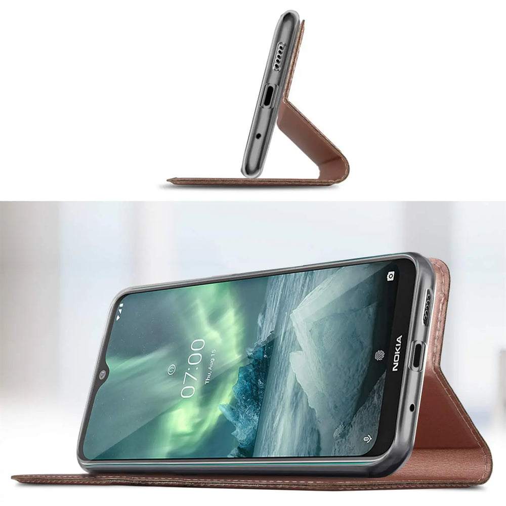 Nokia 7.2 in brauner Leder-Flip-Hülle, seitliche Ansicht, aufgestellt.