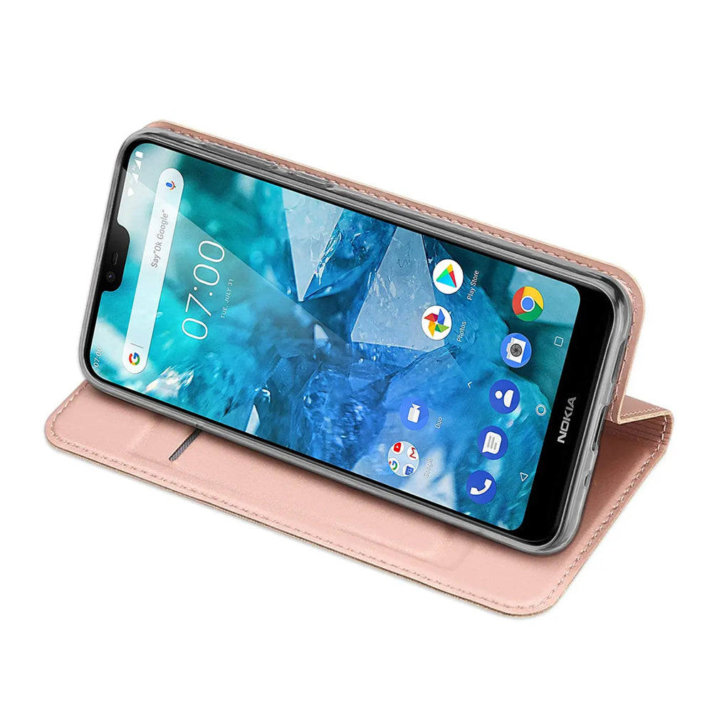Nokia 7.2 in rosafarbener Klapphülle aus Leder, von vorne schräg aufgenommen.
