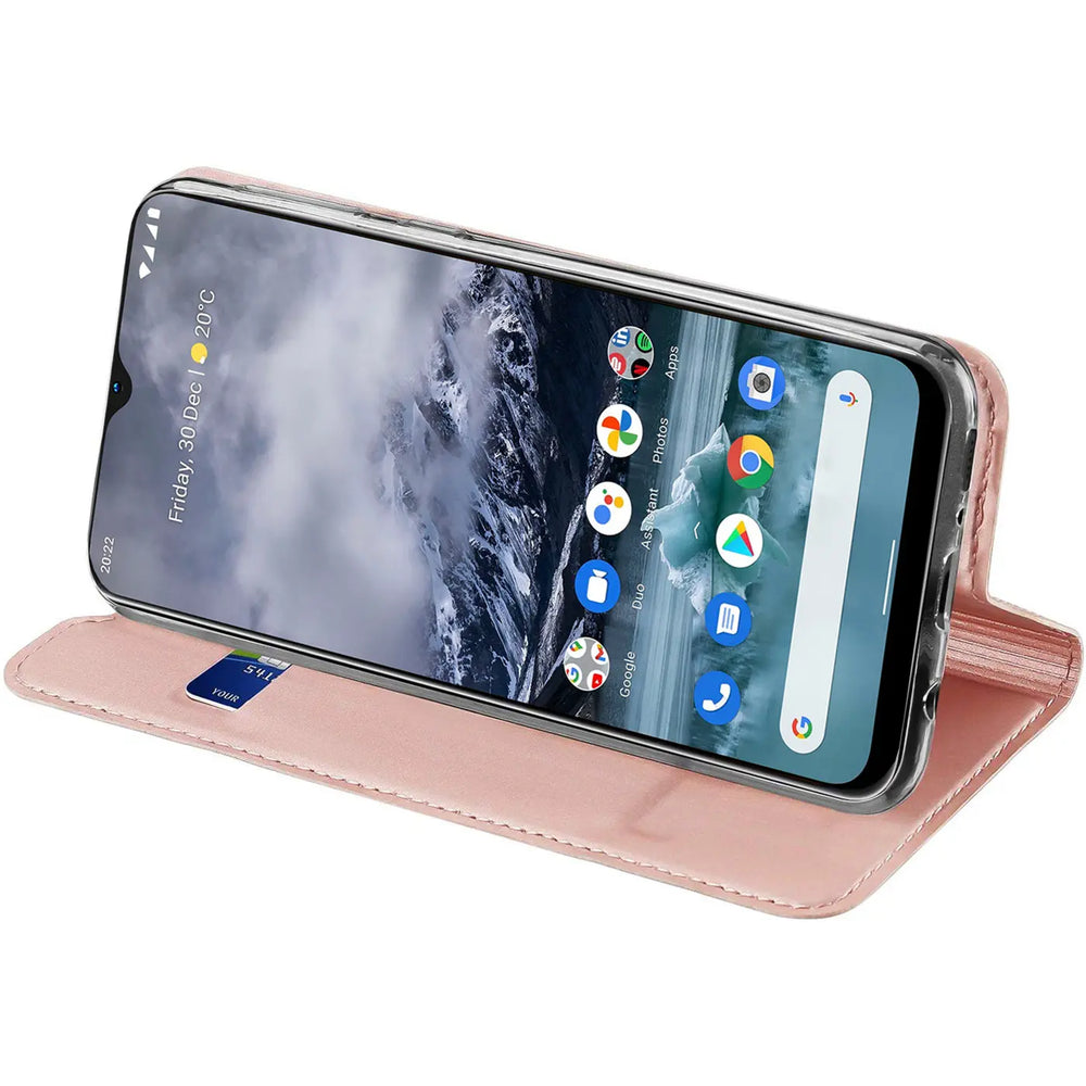 Nokia G50 in rosa Leder-Flip-Hülle, von vorne schräg gezeigt.
