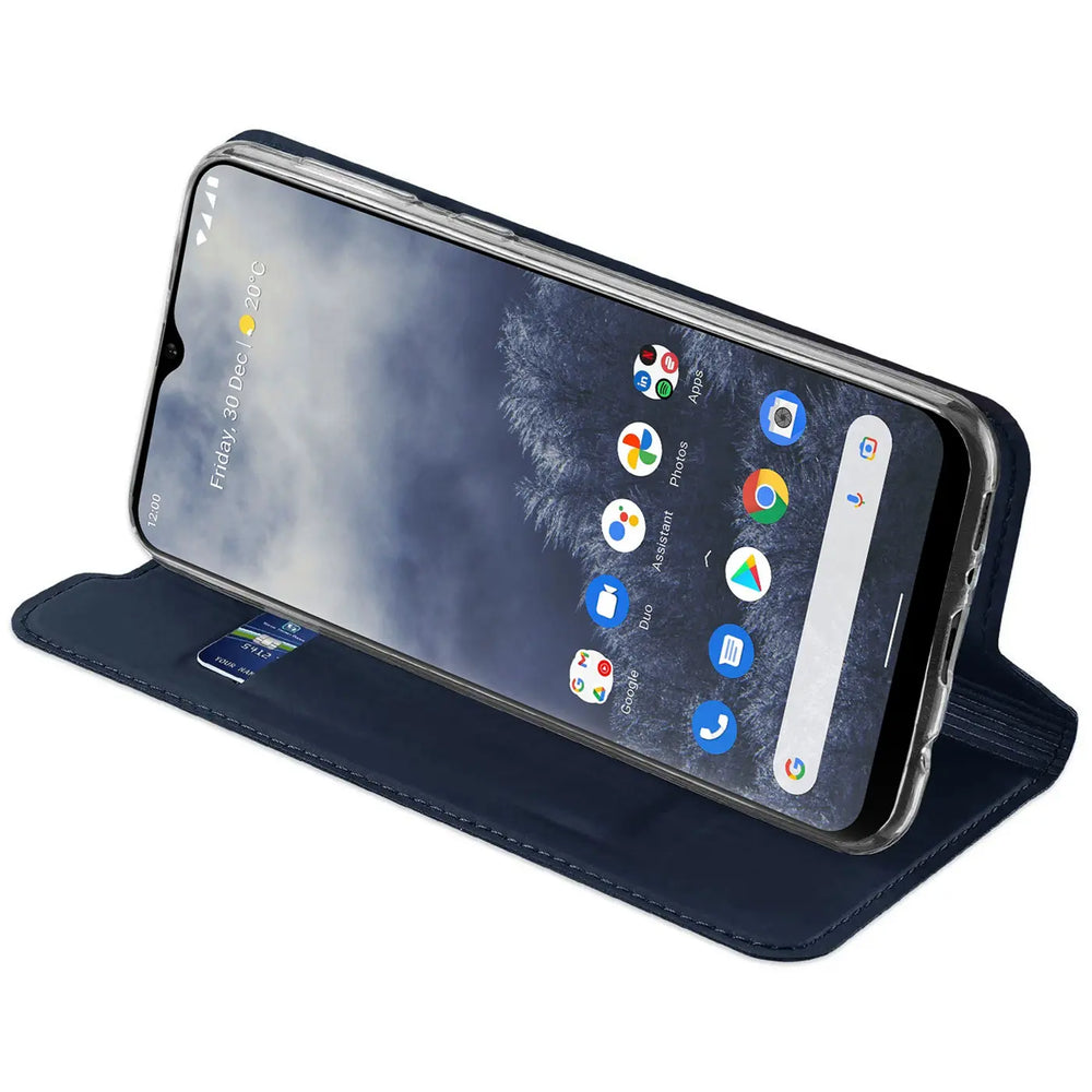Dunkelblaue Kunstleder-Flip-Hülle mit Kreditkartenfach, zeigt Nokia G60 5G von vorne.