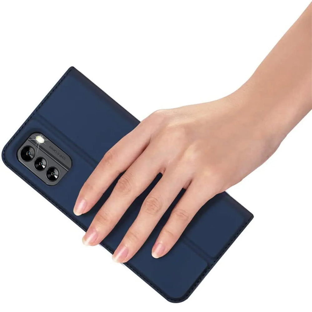 Dunkelblaue Kunstleder-Flip-Hülle auf einem Nokia G60 5G, von oben gesehen.