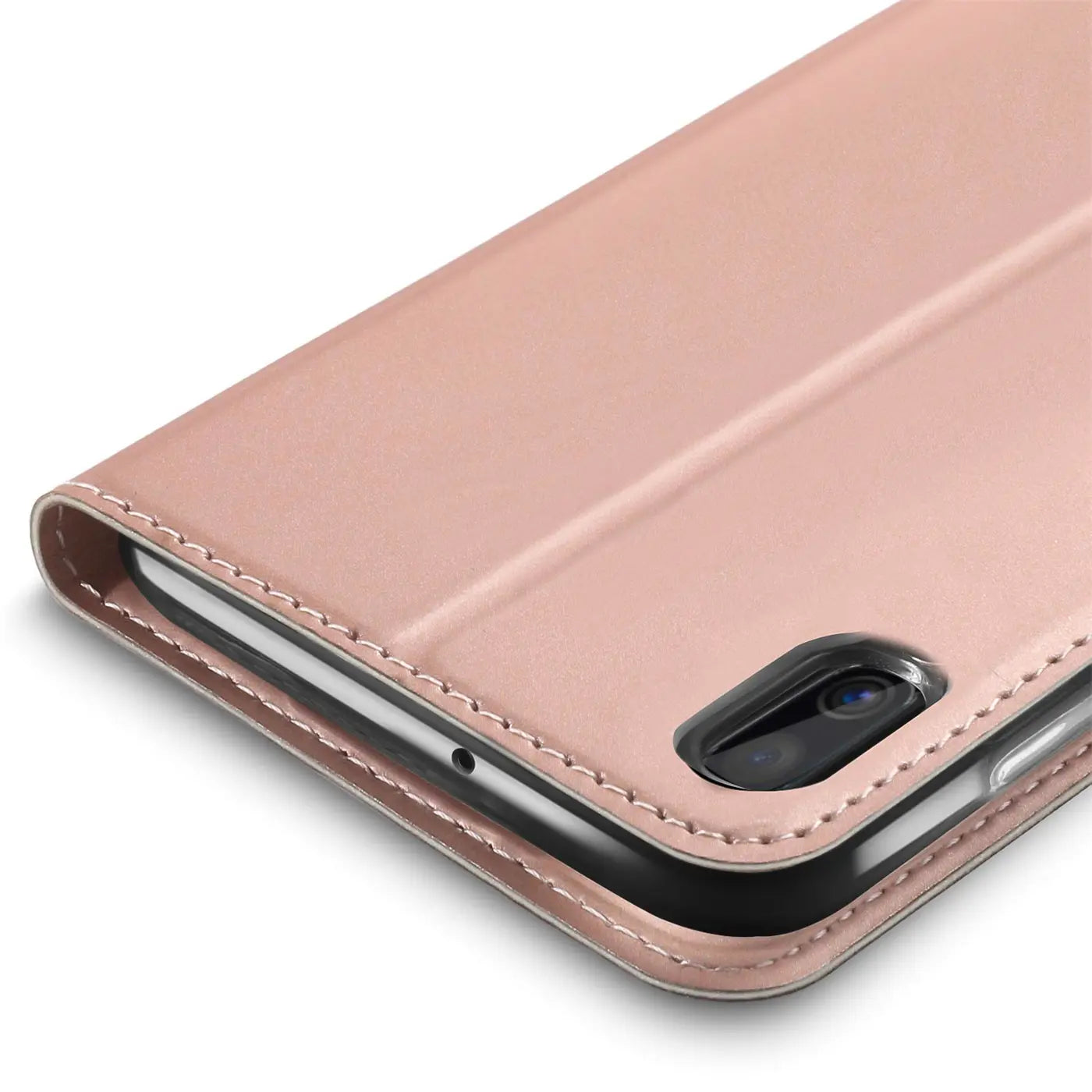 Rosafarbene Metallic-Flip-Hülle aus Kunstleder, Nahaufnahme, zeigt Kameraaussparung eines Samsung Galaxy A10.