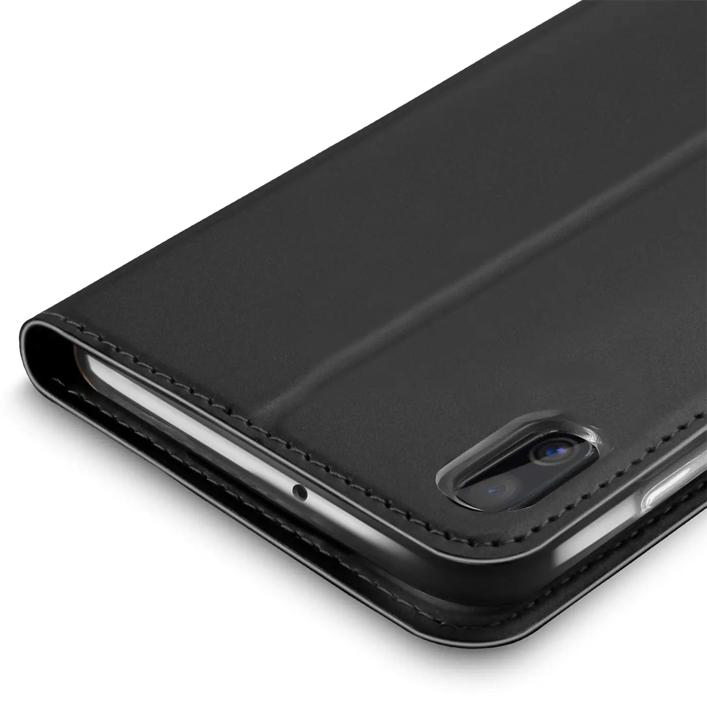 Schwarze Leder-Flip-Hülle, Nahaufnahme, Samsung Galaxy A10 mit Kameraaussparung.
