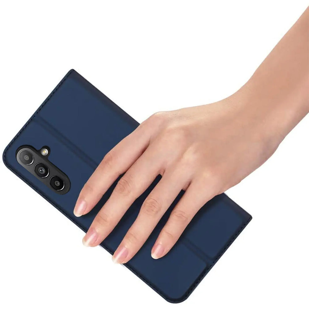 Dunkelblaue Kunstleder-Flip-Hülle auf Samsung Galaxy A13 5G/A04s, von oben links gezeigt.