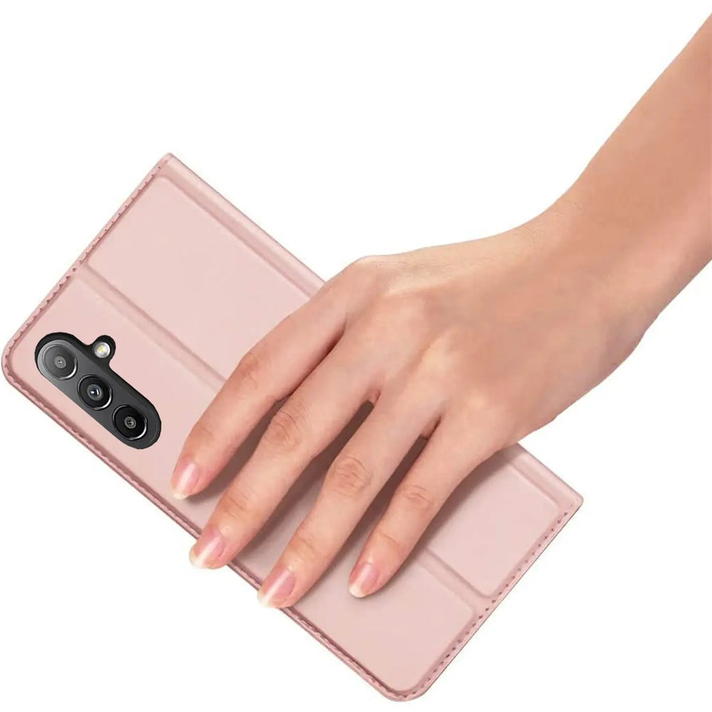 Hand hält roségoldene Metallic-Flip-Hülle für Samsung Galaxy A13 5G / A04s, von oben.