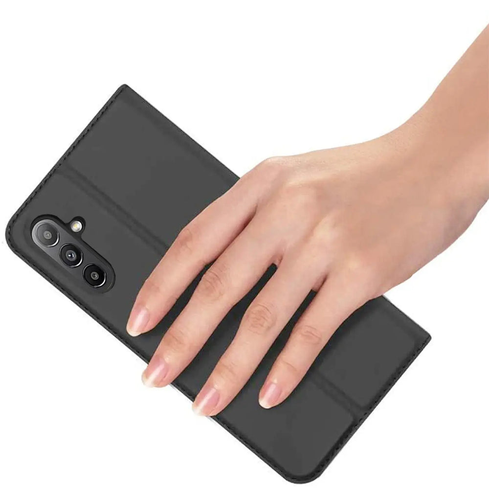 Graue Kunstleder-Flip-Hülle auf einem Samsung Galaxy A13 5G/A04s, von oben links gesehen.