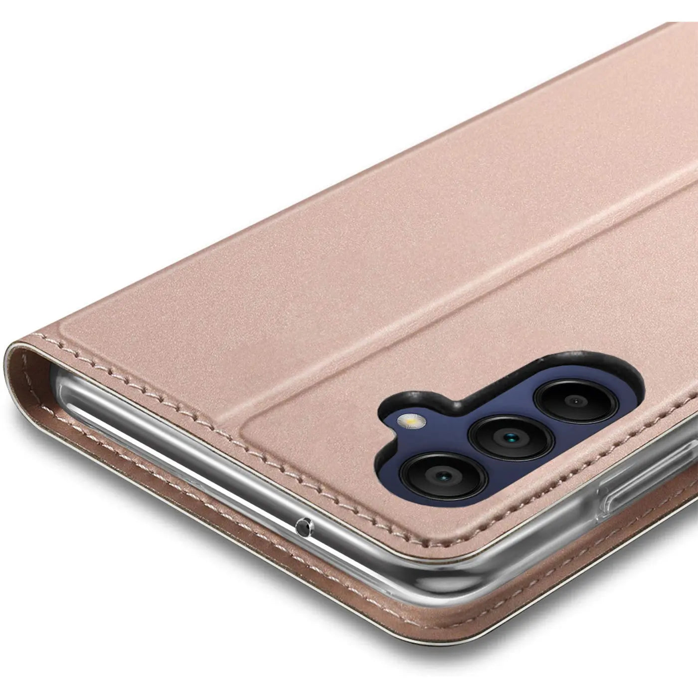 Rosafarbene Metallic-Flip-Hülle aus Lederimitat, Nahaufnahme, zeigt Kamera des Samsung Galaxy A15.