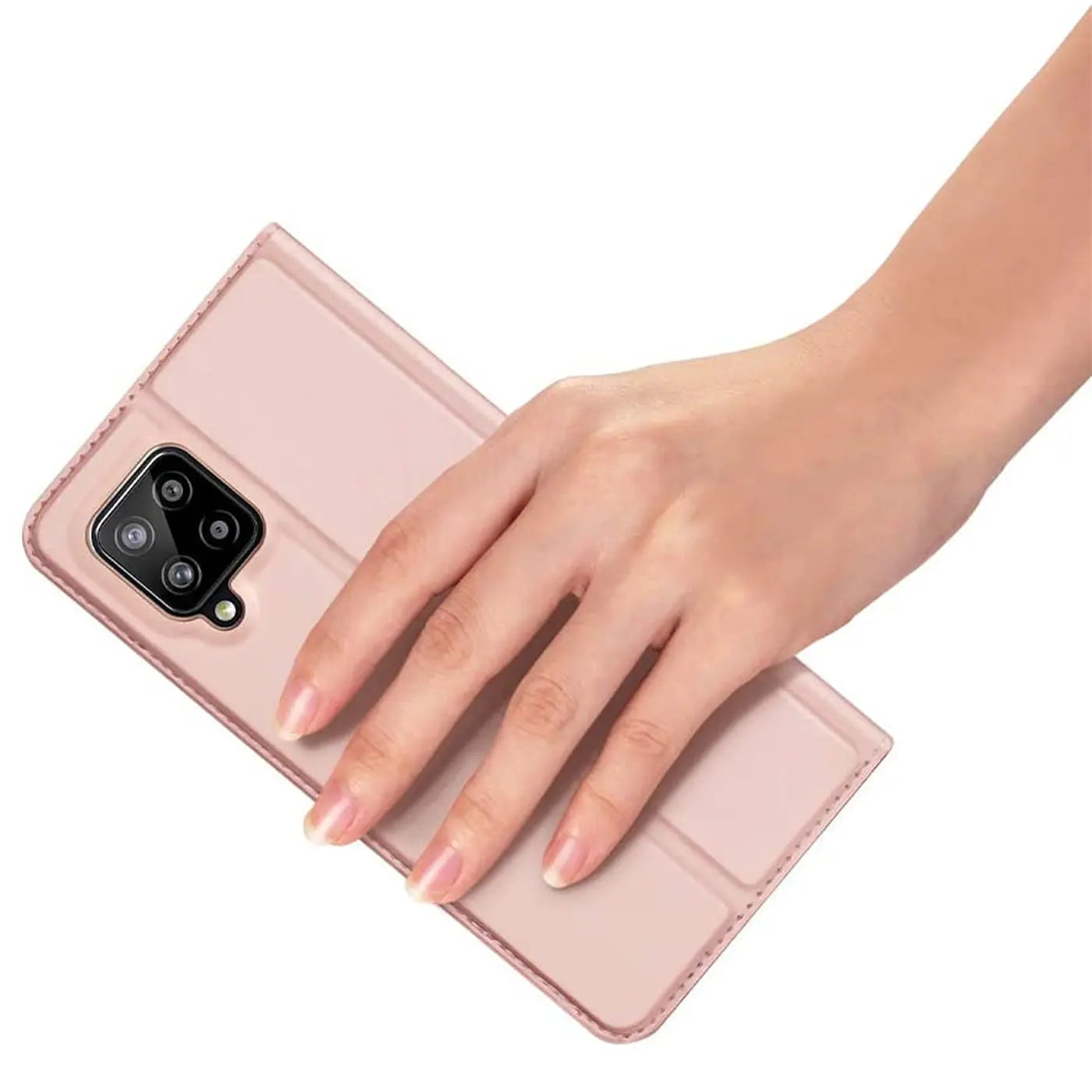 Rosafarbene Metallic-Flip-Hülle aus Kunstleder, von oben auf ein Samsung Galaxy A22 4G/M32/M22 gelegt.