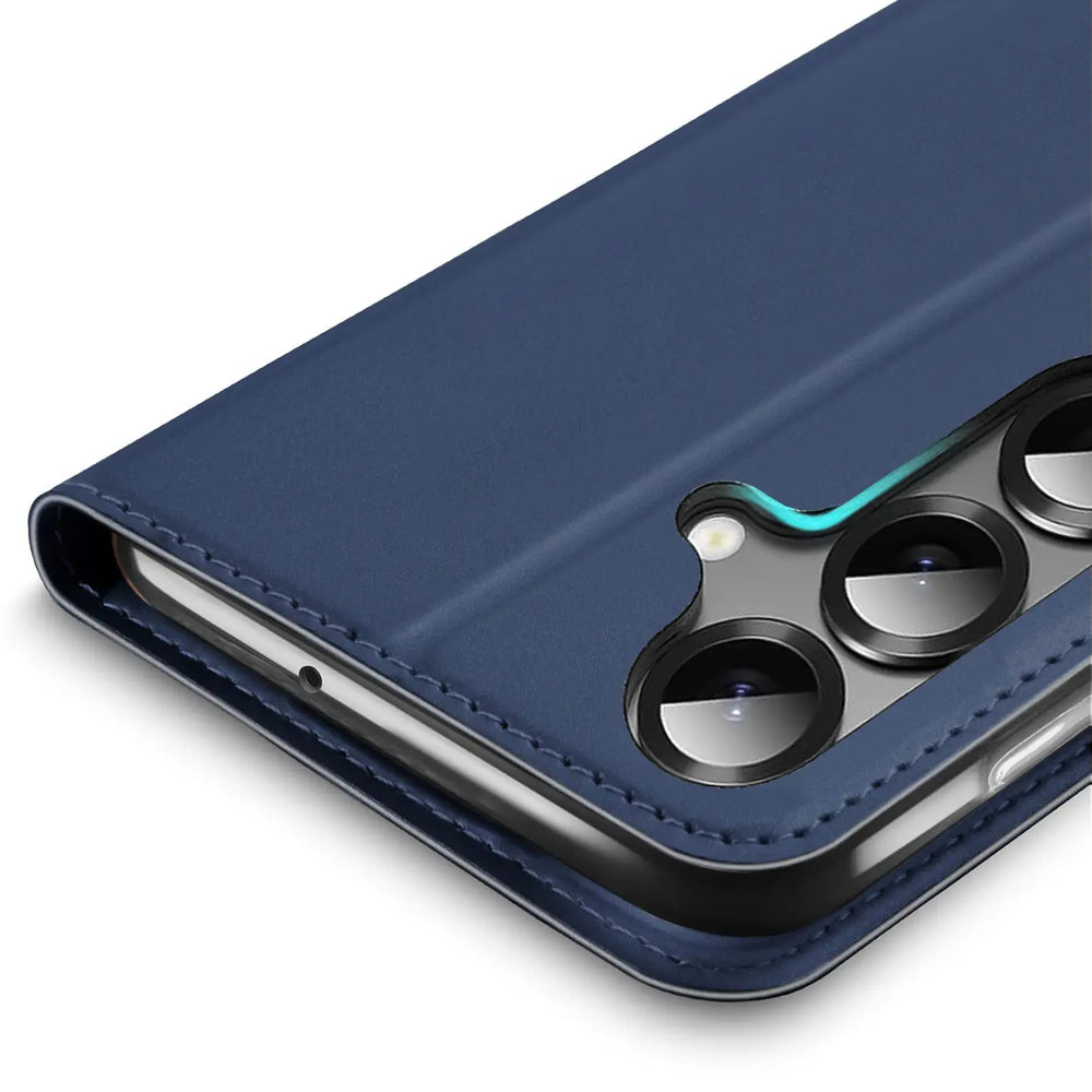 Dunkelblaue Kunstleder-Flip-Hülle, Nahaufnahme, zeigt Kamera des Samsung Galaxy A37 5G.
