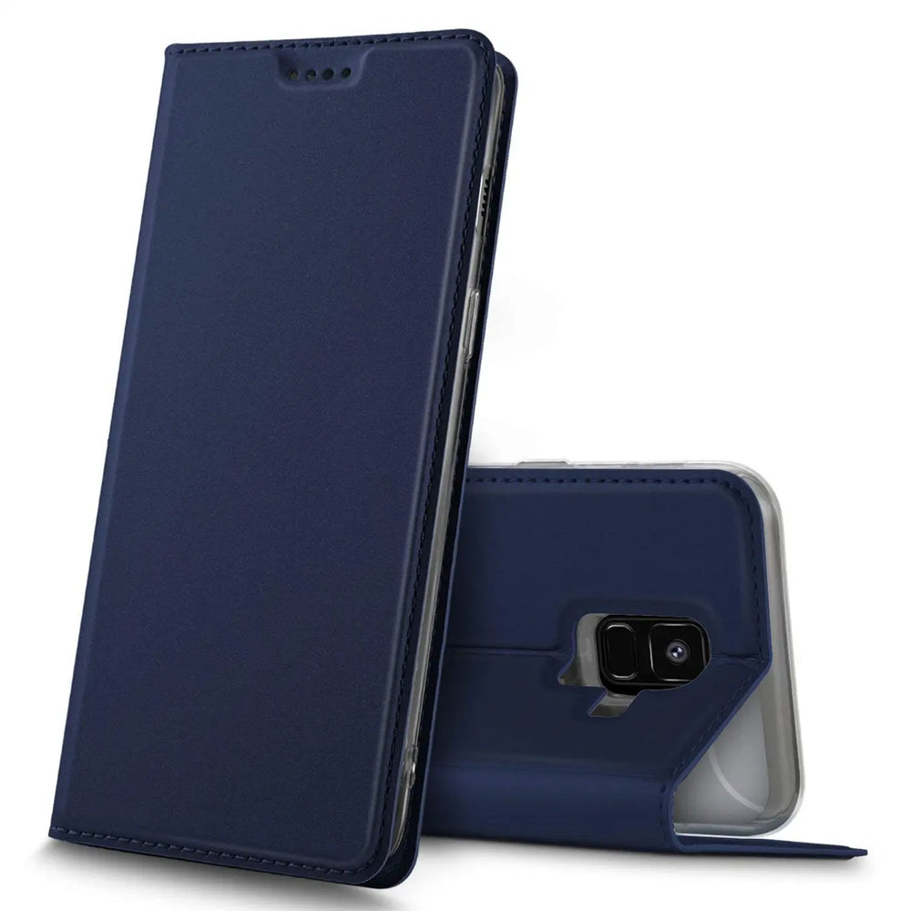 Dunkelblaue Kunstleder-Flip-Hülle, Vorderansicht, Samsung Galaxy A6 erkennbar.