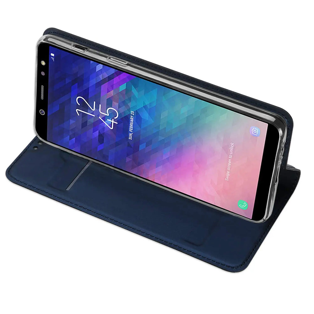 Dunkelblaue Kunstleder-Flip-Hülle für Samsung Galaxy A6, von schräg oben gezeigt.