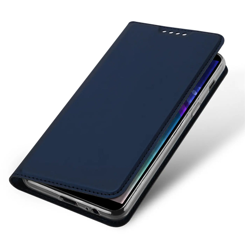 Dunkelblaue, lederähnliche Klapphülle für Samsung Galaxy A6, von schräg oben fotografiert.
