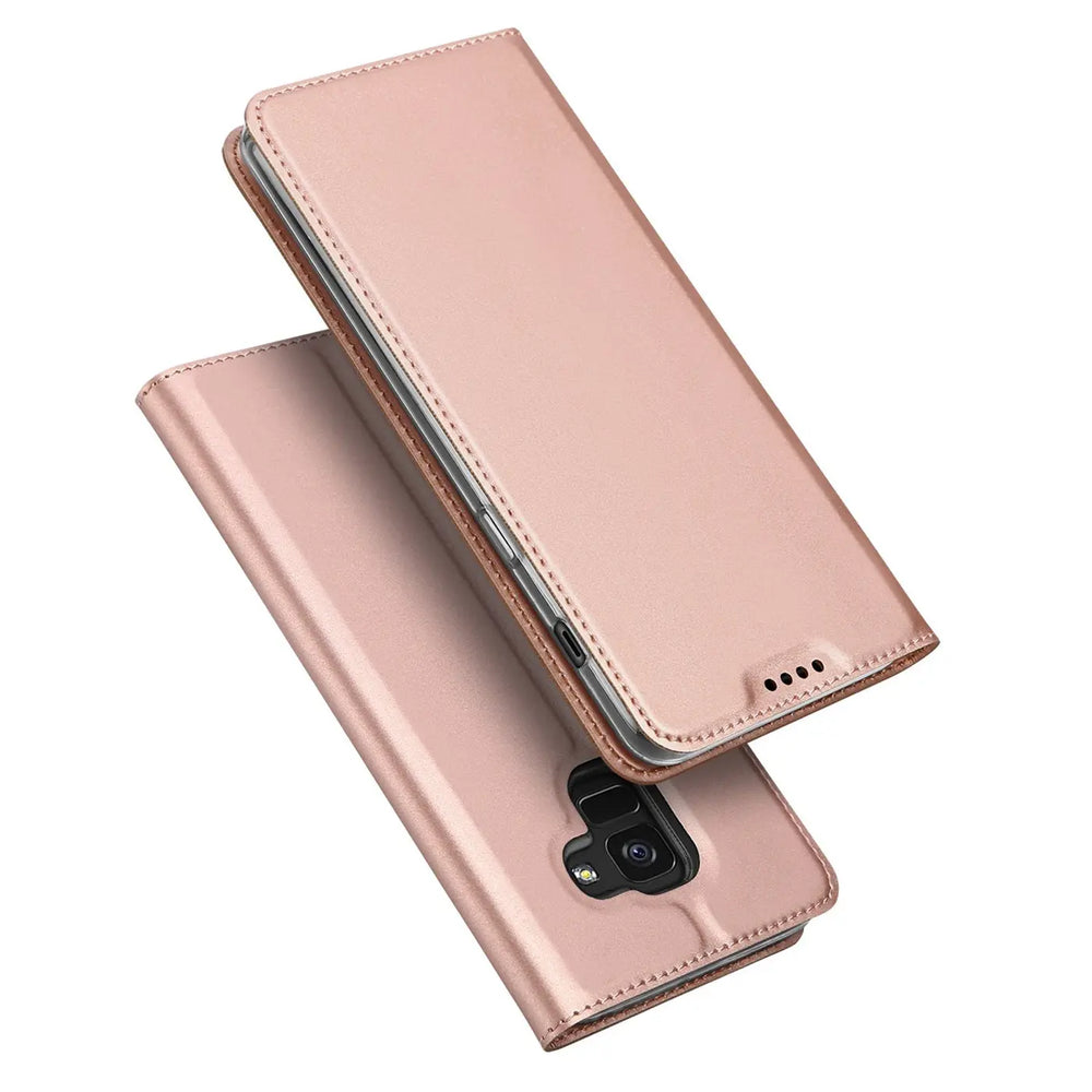 Metallic rosegoldene Klapphülle aus Kunstleder, Vorderansicht, Samsung Galaxy A6 erkennbar.