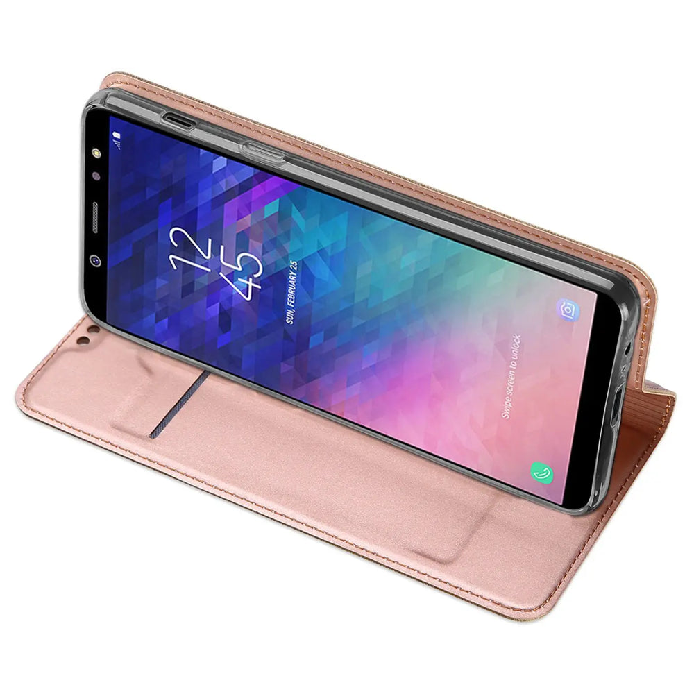 Rosa Leder-Flip-Hülle mit Samsung Galaxy A6, von vorne schräg gezeigt.