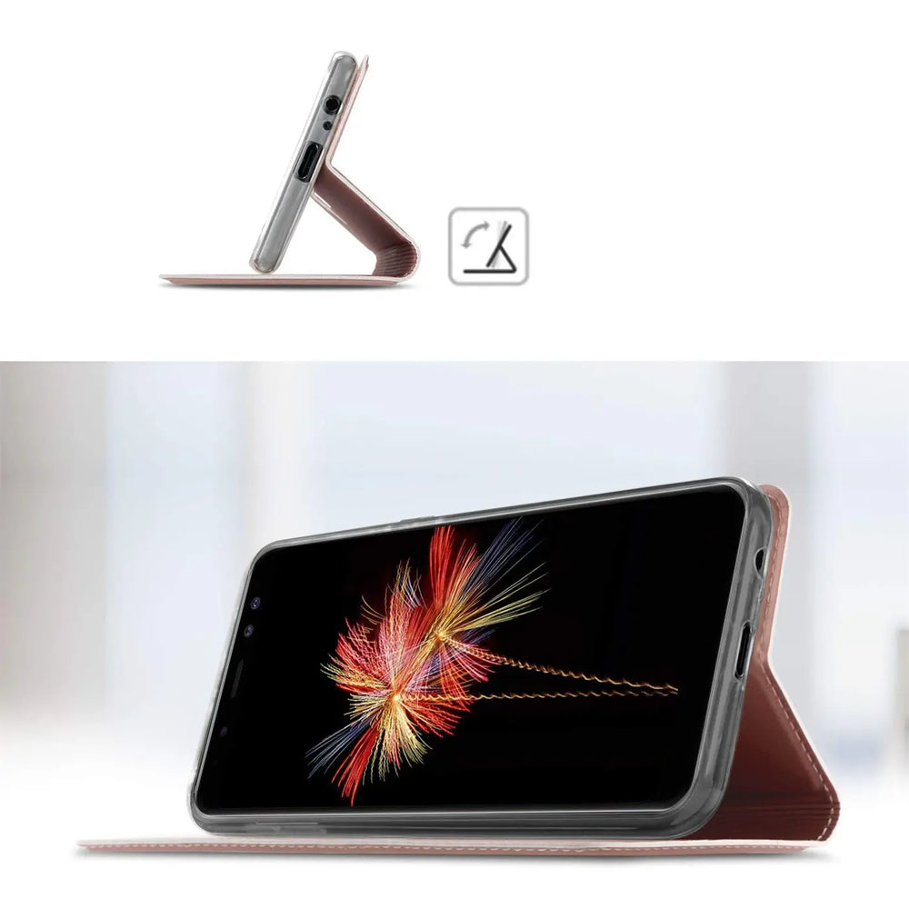 Samsung Galaxy A6 in brauner Leder-Flip-Hülle, aufgestellt als Ständer.