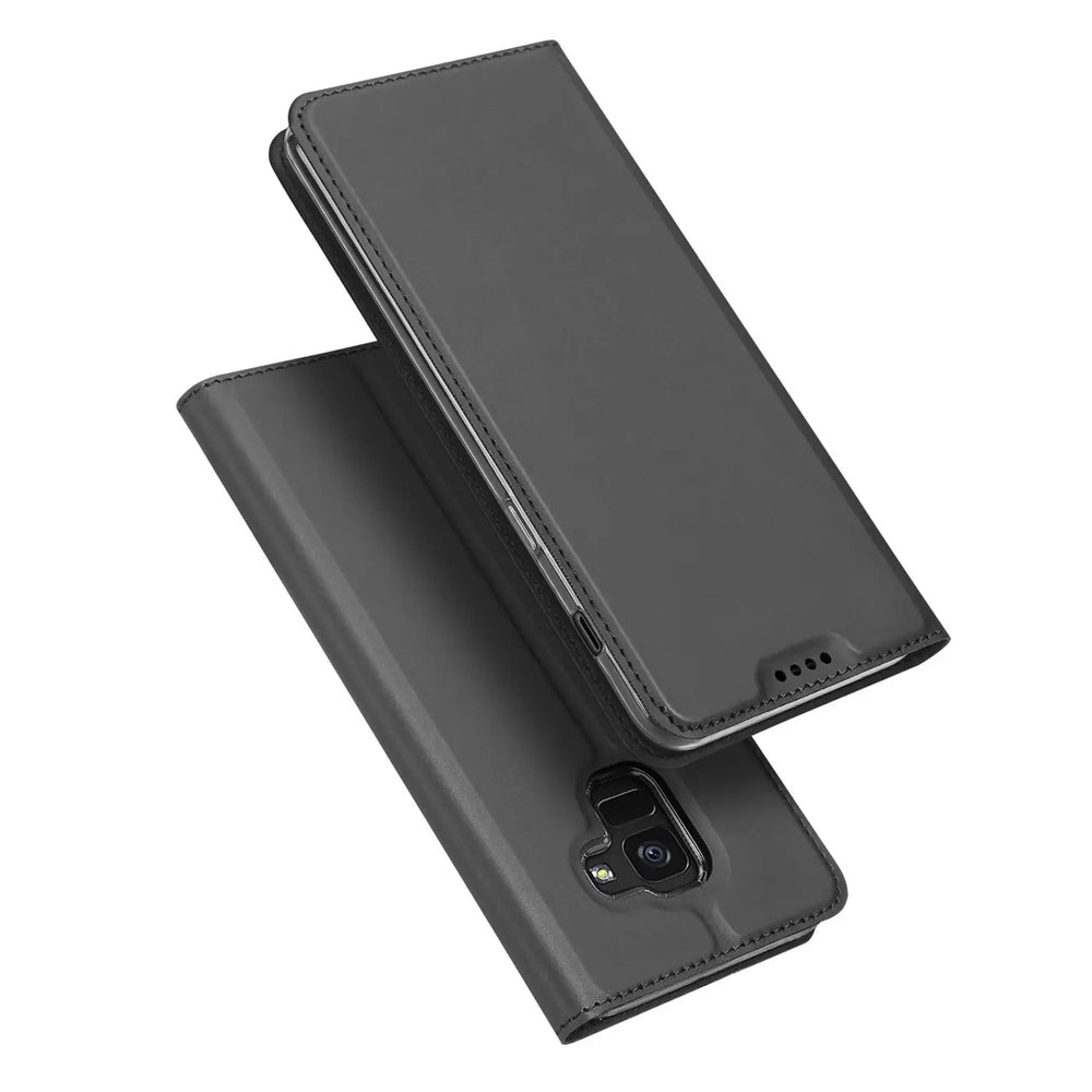 Dunkelgraue Kunstleder-Flip-Hülle, schräg von vorne, für Samsung Galaxy A6.